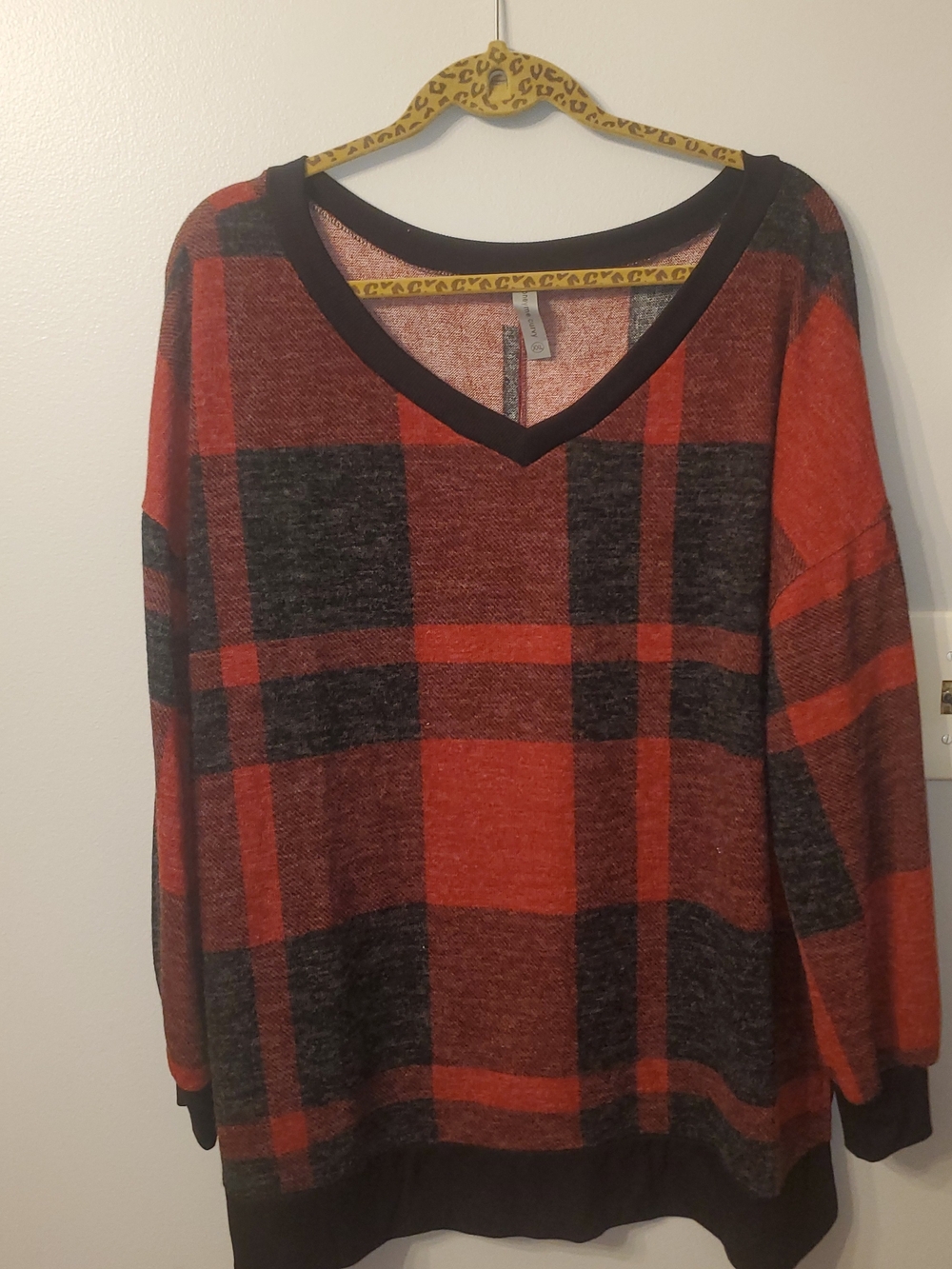 Cozy Plaid V-Neck Women's Top - Red & Black